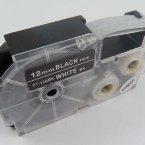 Fita de Etiquetas vhbw compatível com Casio XR-12ABK1, XR-12ABK - 12 mm Branco sobre Preto